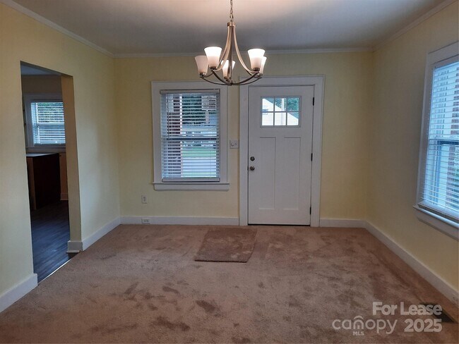 Foto del edificio - 2424 Statesville Ave