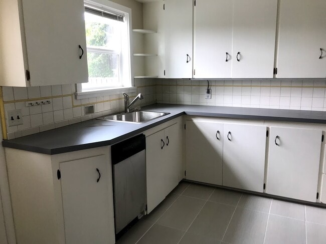 Building Photo - Beautiful Home In Prime Location Bordering...