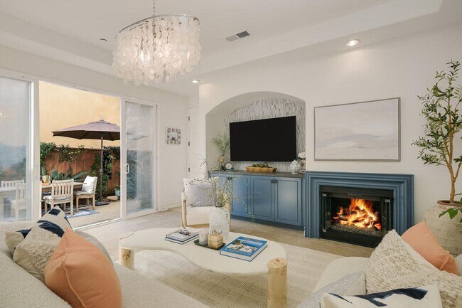 Foto del edificio - Walk to Beach & Cedros Stunning 4BR Home in Prime Solana Beach Location