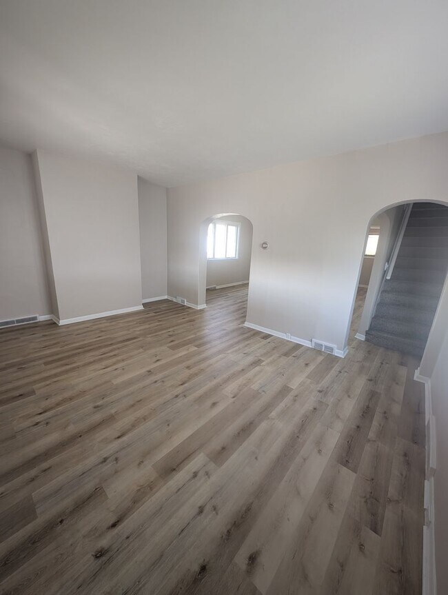 Building Photo - Newly Renovated 2 Bed, 1 Bath Home in Crafton -- AVAILABLE NOW!