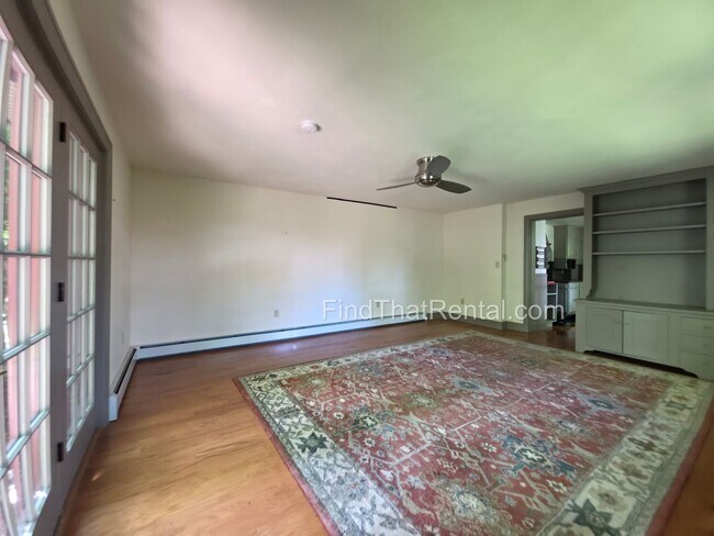 Foto del edificio - COMING SOON! Gorgeous historic downtown Carlisle rental with fenced yard, pond, balcony, and hard...