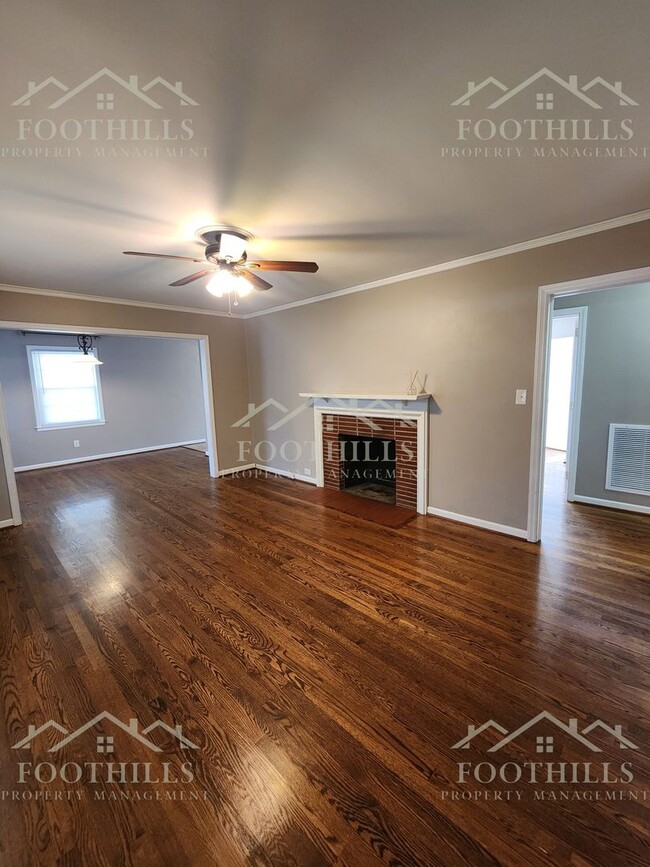 Building Photo - Freshly Renovated 3-Bed Home with Modern C...