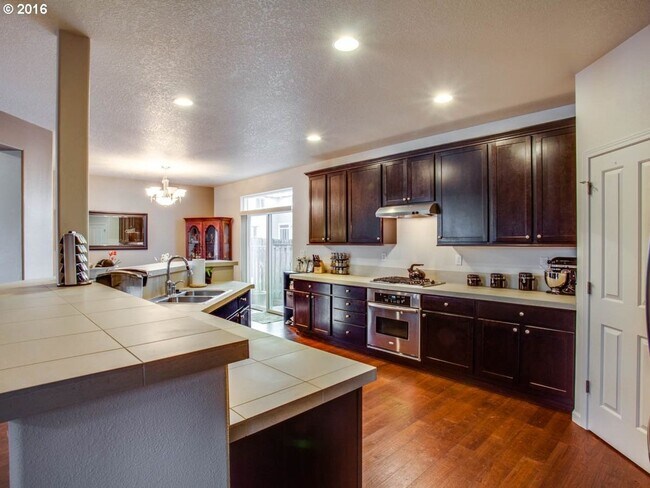 Foto del edificio - Stunning Corner-Lot Home with Soaring Ceilings, Open Floorplan, and Prime Hillsboro Location