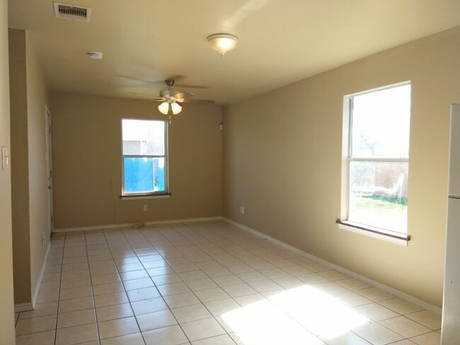 Building Photo - 424 Amires Pl