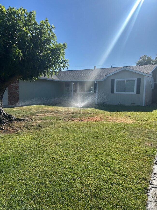 Building Photo - Updated Home