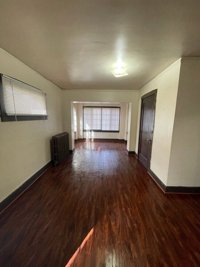 Foto del edificio - 228 E 1st Ave