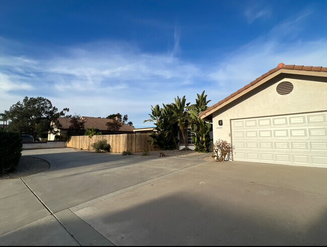 Building Photo - 11525 Canyon Park Dr