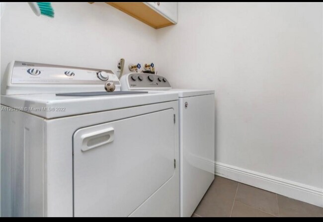 Foto del edificio - 105 Lake Emerald Dr