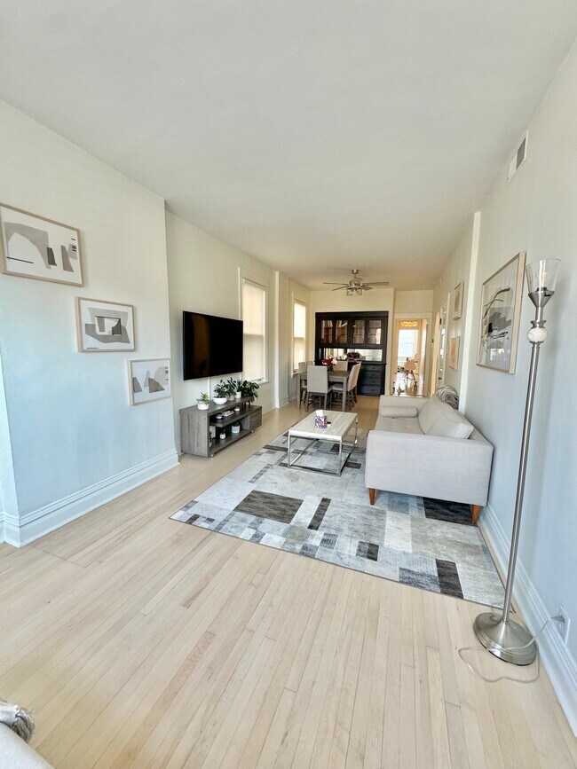 Building Photo - 2045 W Augusta Blvd