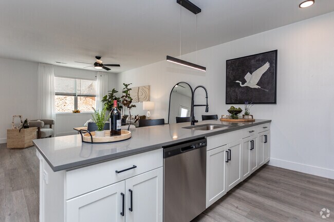 Northrup Falls, 3 habitaciones, 2.5 baños - 1,659 pies cuadrados - Cocina - Steele Landing Townhome Rentals