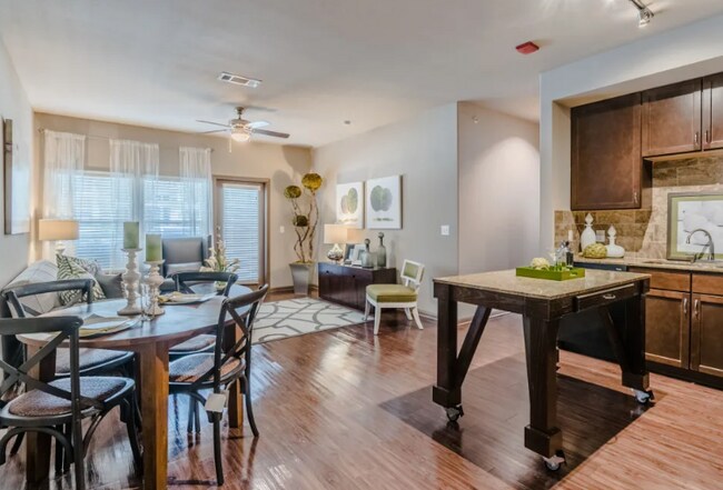 Foto del edificio - 7490 Coronado Ave