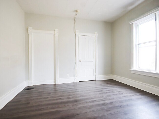 Photo du bâtiment - Cozy Studio Apartment Steps To Train Station