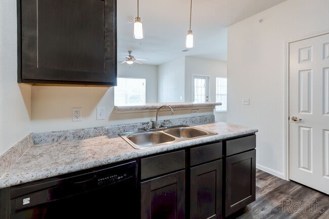Building Photo - LIVE OAK