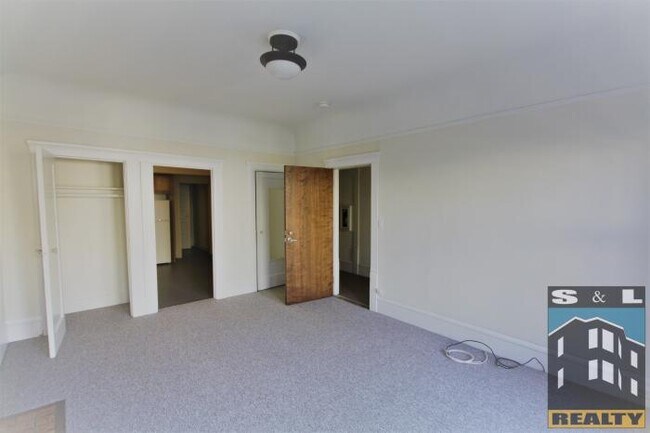 Building Photo - bedroom in San Francisco CA 94117