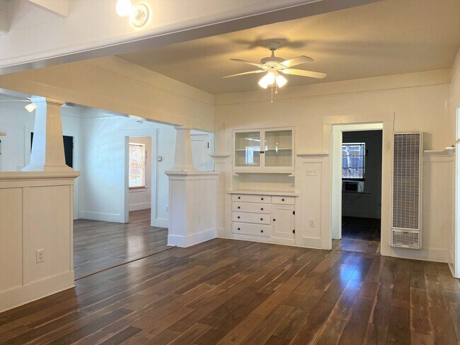 Foto del edificio - Must see this Antique Beauty! 3-bed/1 bath...