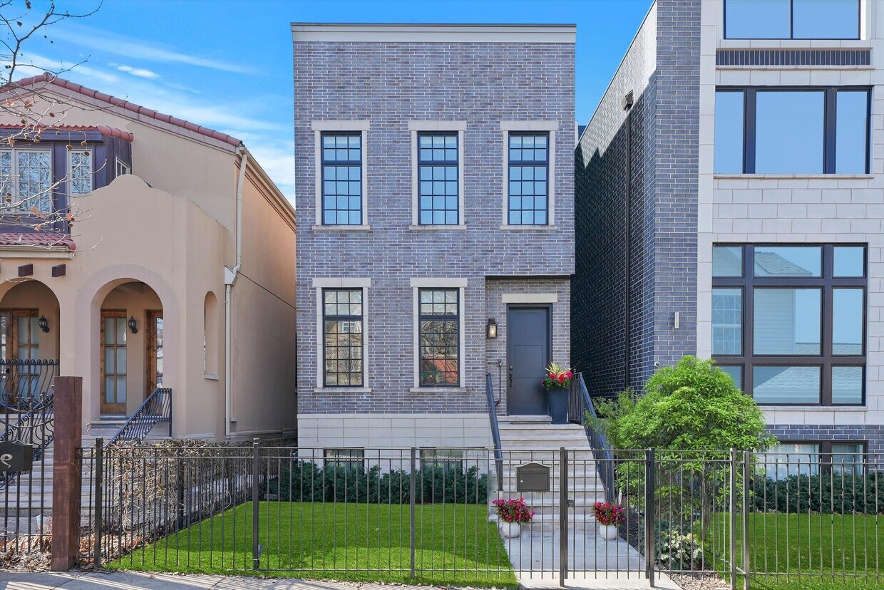 Primary Photo - 2734 N Marshfield Ave