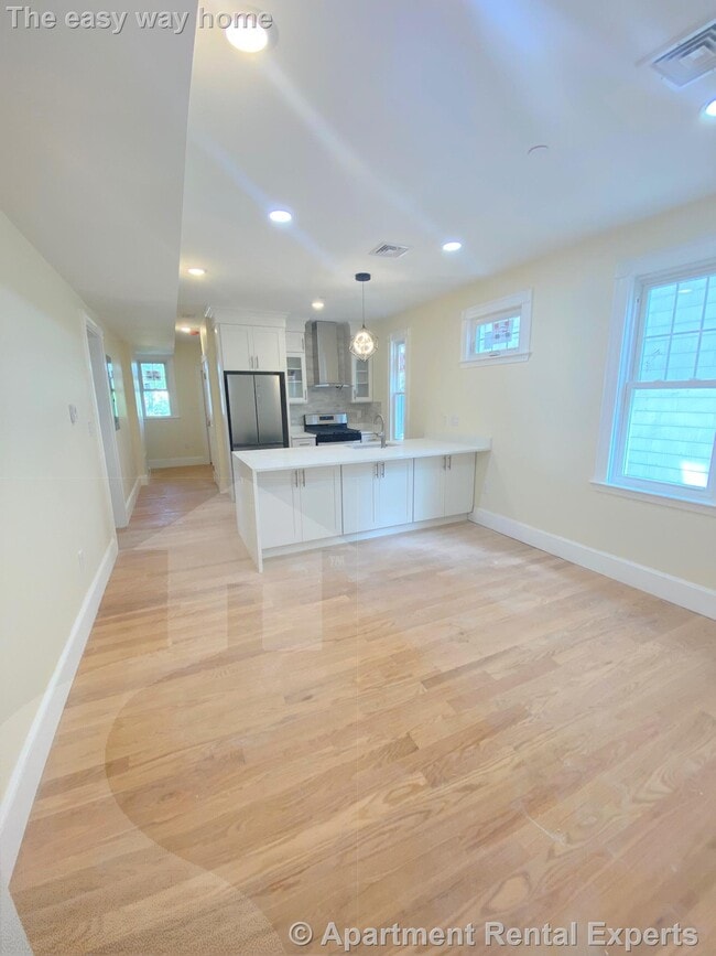 Building Photo - 32 Putnam Ave