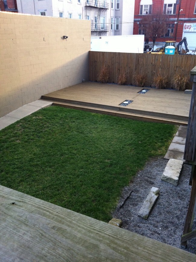 Patio con terraza y dos parrillas. - 1908 Dunlap St
