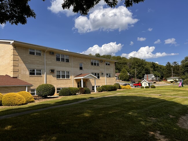 Building Photo - Town & Country Apartments
