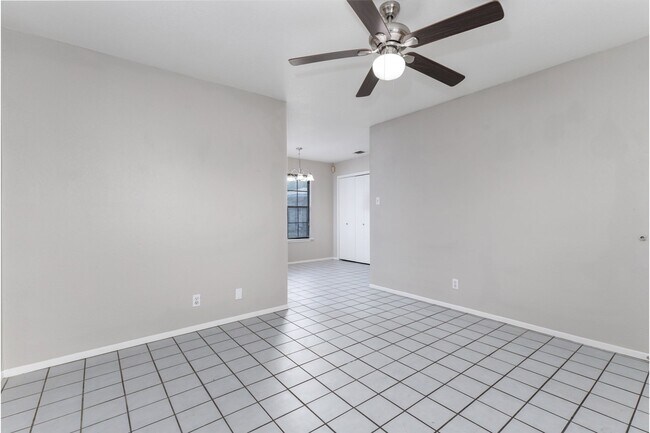 Foto del edificio - 927 W Formosa Blvd