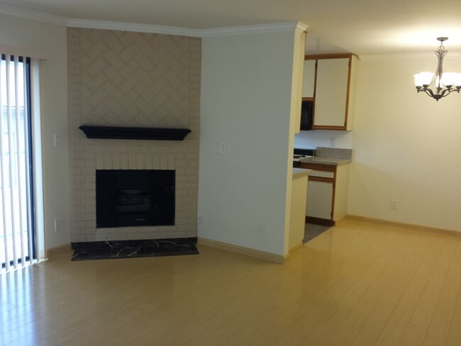 Building Photo - 302 E Elmwood Ave