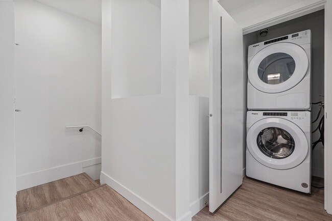 Building Photo - The Lively