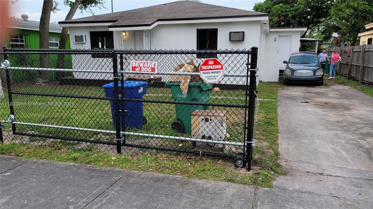 Foto principal - 941 NW 99th St