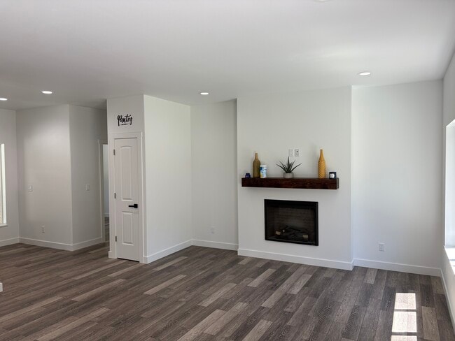 Foto del edificio - 3019 Hemlock Way