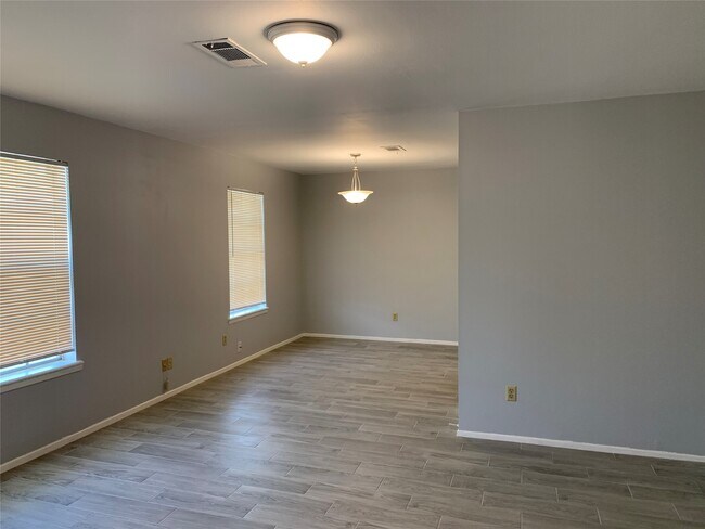 Foto del edificio - 11602 Roos Rd