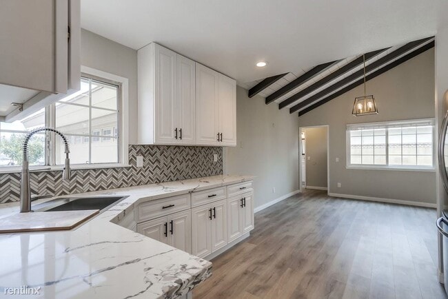 Building Photo - 4 br, 2.5 bath House - 2724 East Jackson A...