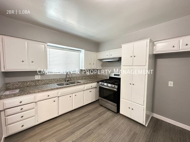 Foto del edificio - MODERN IMMENSE W/TONS OF STORAGE AND AVAIL...
