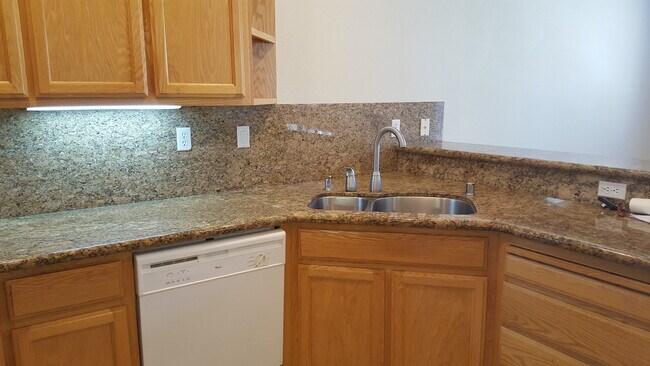Building Photo - Palomares Hills 3 Bed, 2.5 Bath, Townhome ...