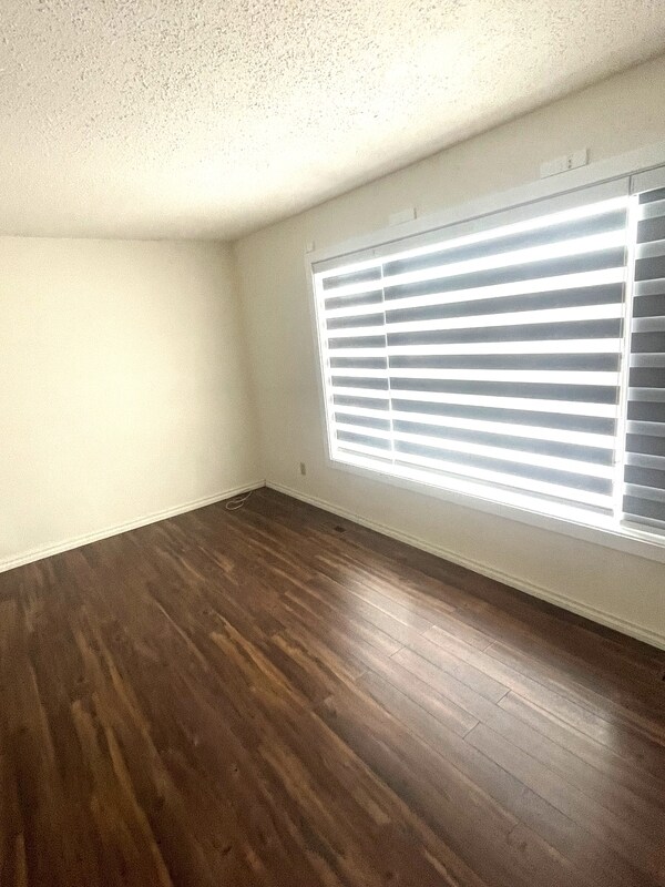 Photo du bâtiment - 3518-3578 78 St NW