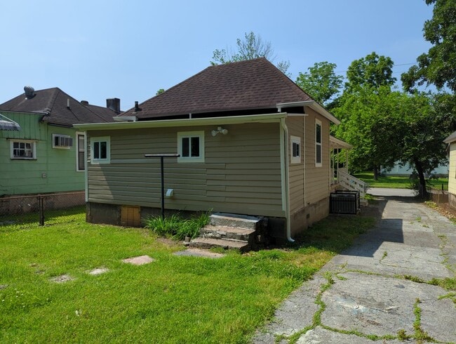 Building Photo - 2 Bedroom House