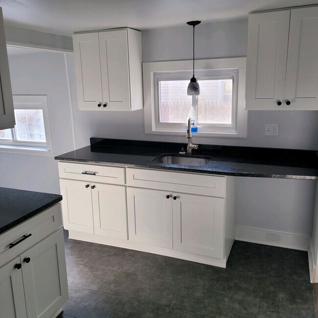 Foto del edificio - Completely remodeled TWO BEDROOM Twin