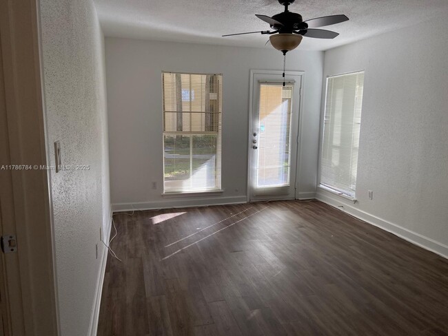 Building Photo - 977 Riverside Dr