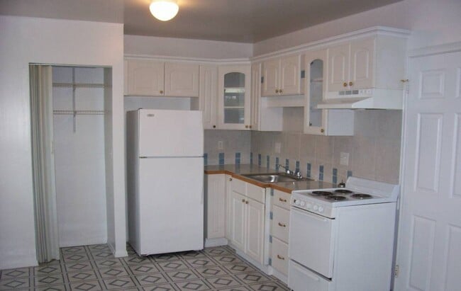 Building Photo - Cozy, partially remodeled 1 bedroom apartm...