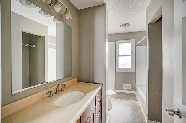 Baño - 3117 Central Ave NE