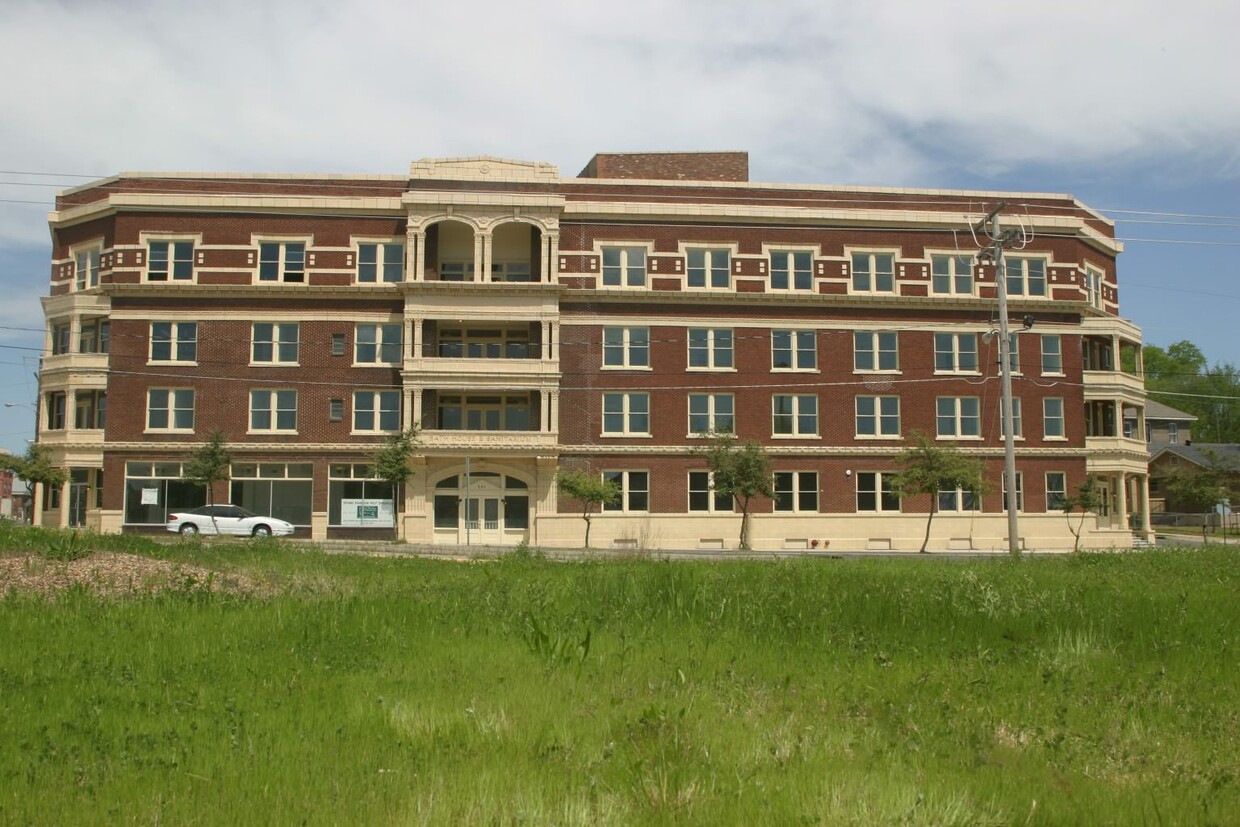 Building Photo - Home Harbor Hot Springs