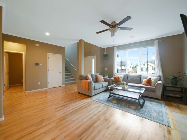 Foto del edificio - 3 Bed and 2.5 Bath Stunning Single-family ...
