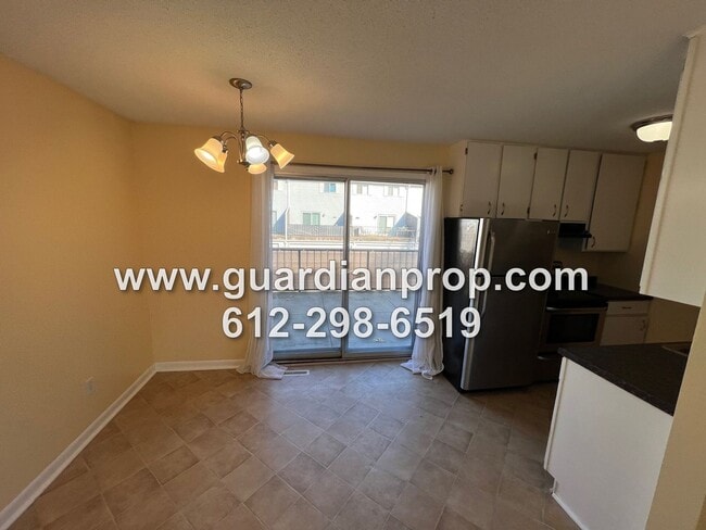 Foto del edificio - Oakdale Townhouse Available Now, Open Floo...