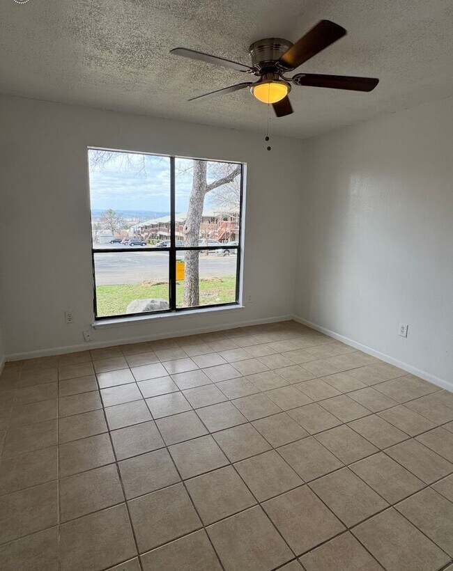 Foto del edificio - 901 Mayfield Dr