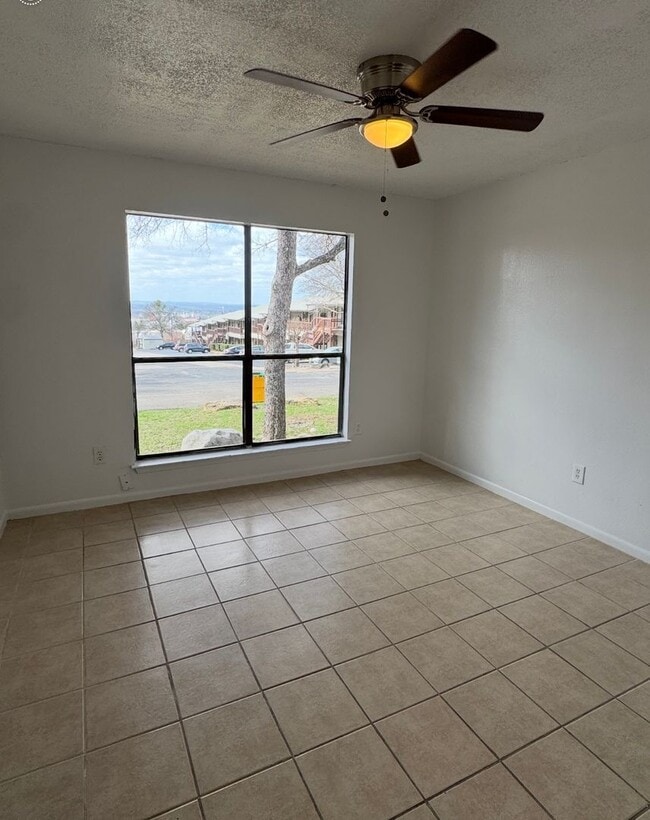Foto del edificio - 905 Mayfield Dr