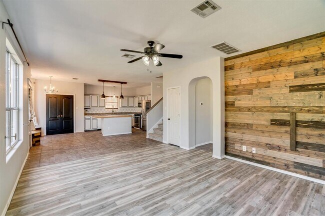 Building Photo - 914 Cedar Crest Dr