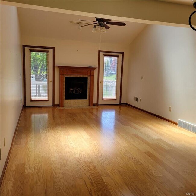 Building Photo - 425 Summerhaven Dr N