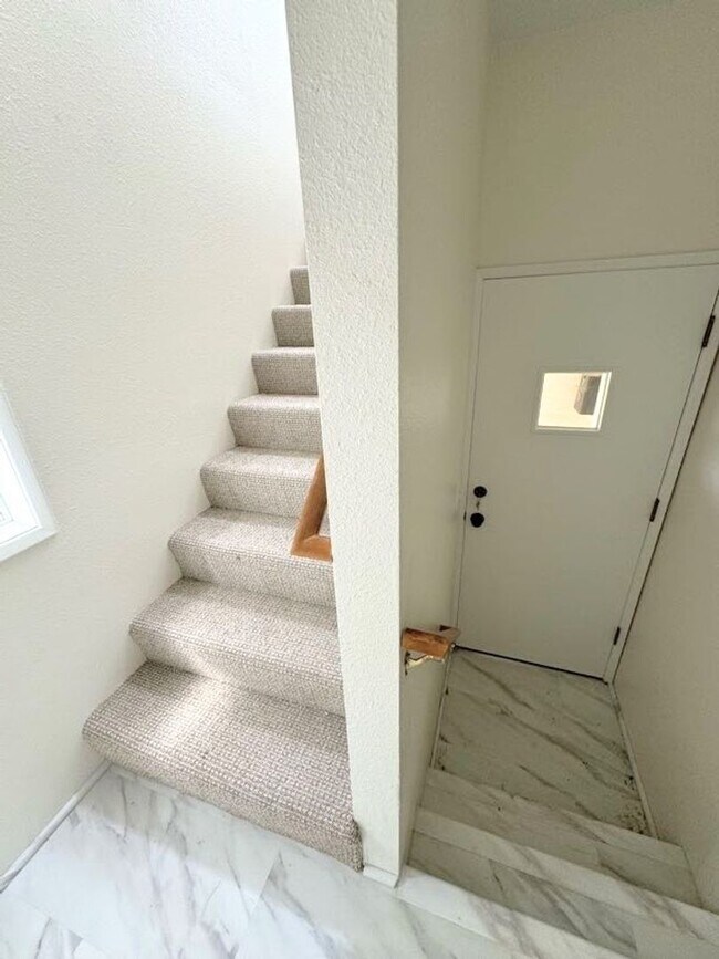 Building Photo - Spacious 2 Bed, 1 Bath Charming 2nd Floor ...