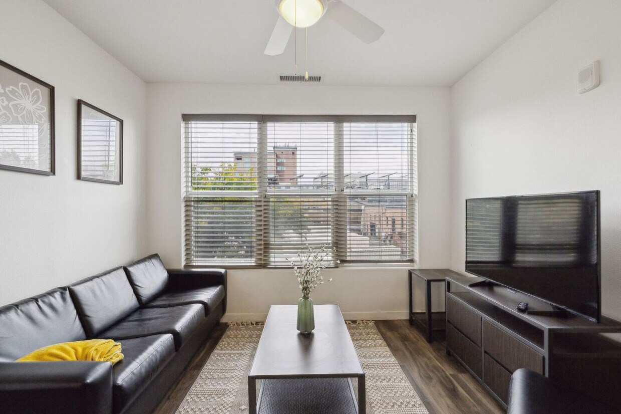 Foto principal - 305 E Front St