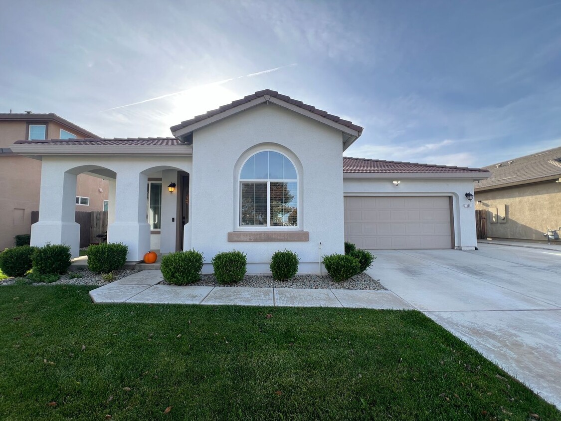 Foto principal - 4-bedroom single story in Patterson!