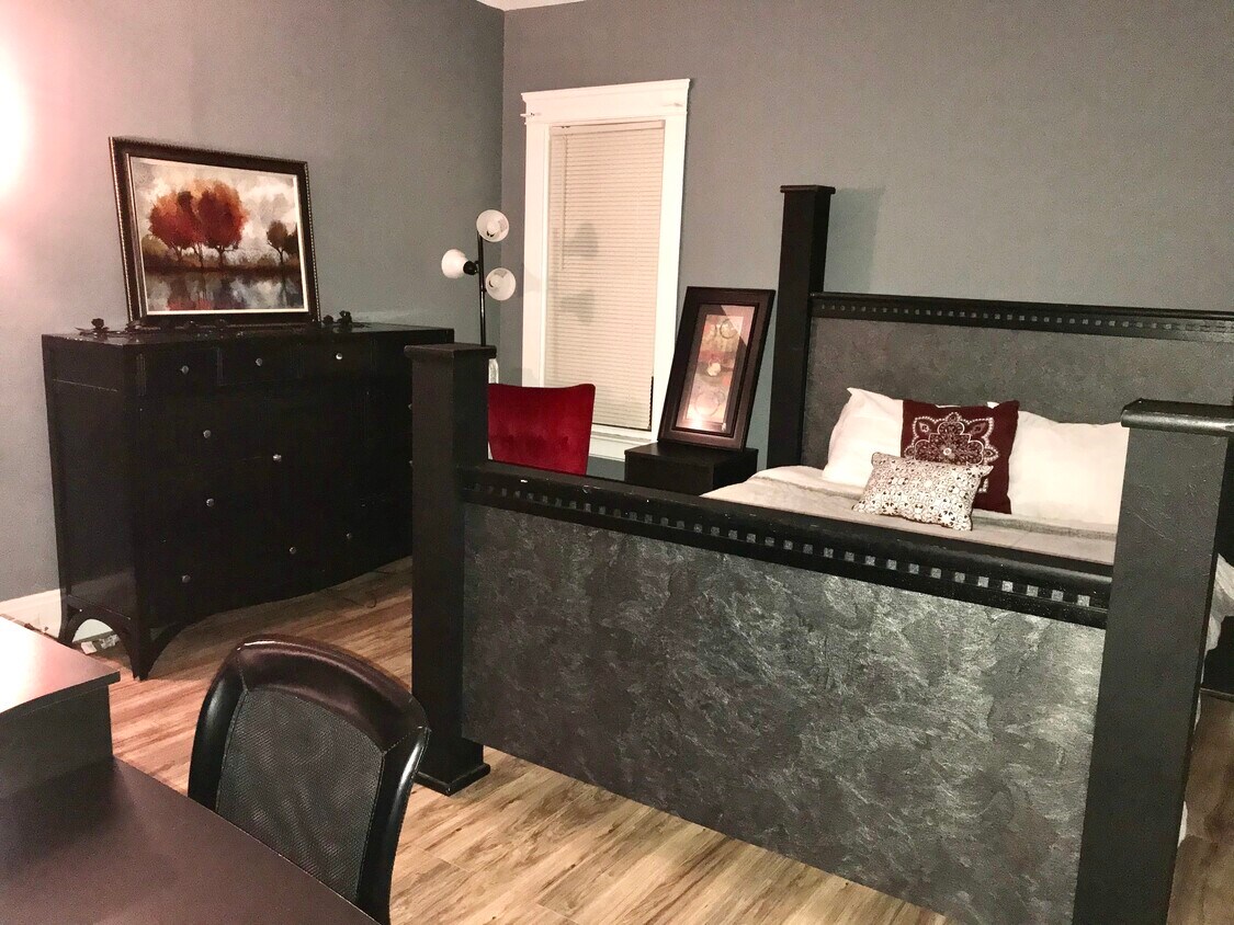 Master bedroom with private bath - 1351 East Blvd