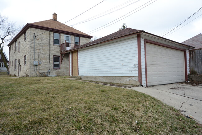 Building Photo - 3300 N 42nd St